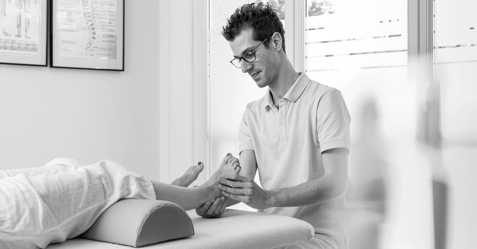 Therapeut mit Klientin Fussreflexzonen­massage